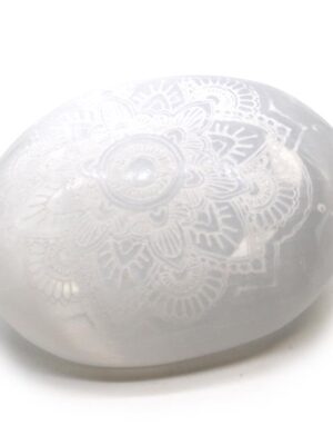 Selenit kristal z gravuro mandala 2